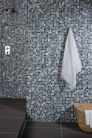 kleine mozaiektegels in verschillende tinten geven uw badkamer een eigentijdse uitstraling mozaiek tegel blauw wit mozaiek badkamer badkamer tegels