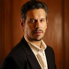 João Vicente de Castro, o Renato de “Vale Tudo”, valoriza a expertise em  novelas do Brasil