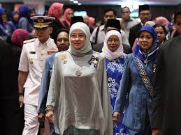 Geboren 5 augustus 1960) is de raja permaisuri agong (supreme. Tunku Azizah Berkenan Lancar Pandu Puteri Siswi Pppm