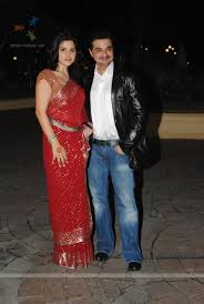 Sanjay Kapoor With His Wife In Sameer Soni And Neelam Kothari S Wedding Ceremony Sanjay Kapoor Neelam Kothari Fashion