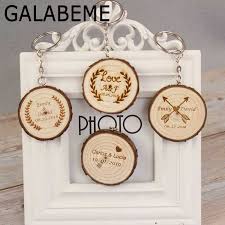 Da die geschenke für gäste in der regel klein sind, lassen sie sich in einer originellen kartonage oder kleinem kästchen mit deko einpacken. Galabeme Personalisierte Holz Tag Schlusselbund Custom Graviert Name Datum Rustikalen Hochzeit Gastgeschenke Und Geschenke Fur Gaste Party Geschenke Aliexpress