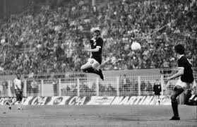 Vintagefooty On Twitter Denis Law Football Design Sporting Legends