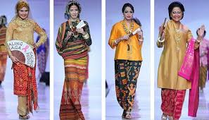 Mau formal atau nggak, kain tenunnya bisa di match. Padu Padan Busana Dengan Kain Tenun Indonesia Baju Kurung Kain Tenunan