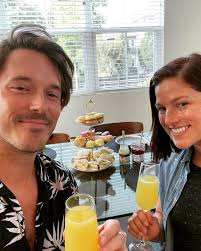 We recreated one of my favorite things last weekend: afternoon tea 🤤  Managed to find clotted cream for the homemade English scones! Trying to  bring little bit of England to Nashville.