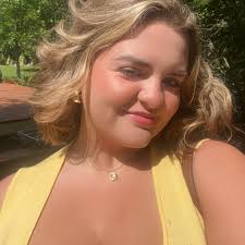 What are the best nail salons in the area that does acrylics and designs?