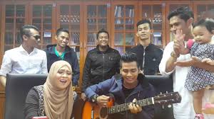 F e sering kali ini terjadi. Biodata Projector Band Viral Dengan Lagu Sudah Ku Tahu Azhan Co