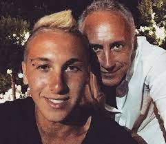 Questo sito aggrega le notizie di politica, cronaca, attualità, economia e altro ancora, provenienti dai giornali online italiani. Marco Travaglio Capito Il Figlio Rapper Del Direttore Che Caso Firma Un Contratto Con La Rai Libero Quotidiano