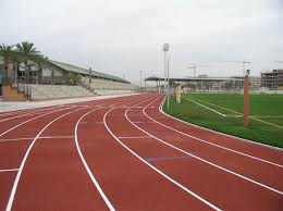 El techo está formado por 9 enormes bloques de granito que pesan aproximadamente 400 toneladas y que se aligeran con cinco compartimentos de apoyo, coronados por un techo en punta. Pista De Atletismo Cuales Son Sus Zonas De Competicion