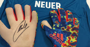 Predator junior mamuel neuer 。 modellnummer: Manuel Neuers Getragene Handschuhe Und Signiertes Trikot