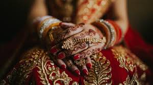 Mehendi merupakan salah satu seni hiasan tangan yang populer di india. Mengenal Tradisi Lukis Tangan Henna Dalam Acara Pernikahan Kumparan Com