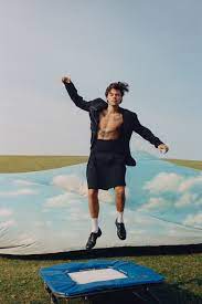 Harry styles is a man in demand! Harry Styles Auf Dem Cover Der Us Vogue 10 Unerwartete Fakten Uber Den Musiker Vogue Germany