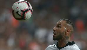 Cenk tosun bu golle 3 yıl 4 ay sonra vodafone park'ta gol atma başarısı göstermiş oldu. Besiktas Topu Yeniden Yere Indirmek Zorunda Goal Com