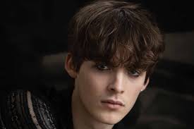 Sanger optræder i lokal pladebutik