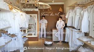 Arredamento negozi abiti da sposa Arredamento Per Negozi Di Abbigliamento Effe Arredamenti