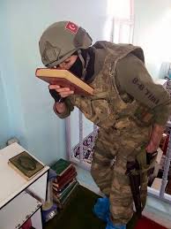 Beda Tentara Turki Dan Densus Saat Masuk Masjid Tentara