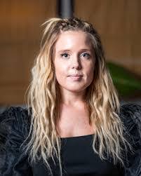 Tara Lunde's Instagram, Twitter & Facebook