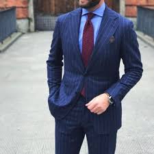 Au bleu clair et du bleu vif au bleu marine se marie avec tous les costumes cravate rayée de couleur noir et bleu ses rayures colorées. Tenue Costume A Rayures Verticales Bleu Marine Chemise De Ville Bleu Clair Cravate Imprimee Rouge Pochette De Costume Grise Lookastic France