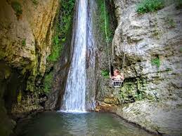 schommelen boven een waterval aan het gardameer gardameer watervallen italie reizen