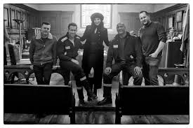 Red notice is an upcoming american action thriller film written and directed by rawson marshall thurber.it will star dwayne johnson, gal gadot and ryan reynolds.this marks the third collaboration between johnson and thurber after central intelligence (2016) and skyscraper (2018). Red Notice Erste Fotos Aus Der Actionkomodie Mit Dwayne Johnson Und Gal Gadot