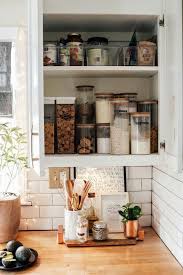 Vous pouvez déjà ranger pas mal d'éléments sur vos murs à l'aide de tiges, de crochets ou encore de patères. 1001 Idees Du Rangement Et D Organisation Selon La Methode Konmari Archzine Fr