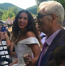 Παρά τη γενικά προκλητική και σέξι εμφάνισή της, η τραγουδίστρια έκανε την. Mas E3eplh3e H Stikoydh Anaydoi Me To Nyfiko Ths Fwtografies
