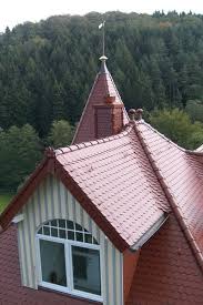 Haus Mit Gaube Und Turm Vorm Wald Bibereindeckung Durch Helmut Hein Dachdeckermeister In Breckerfeld 58339 Dachdecker Com Dachdecker Waldhaus