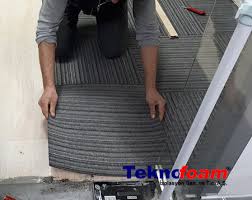Bunları tutacak kadar sağlam çubuklar veya başka bir askı sistemi seçmek için buna duvar saplaması bulmanın üç yolu (fantezi ekipmansız) nasıl yapılır: Ses Yalitimi Nasil Yapilir Sonradan Basit Ses Izolasyonu Yapimi