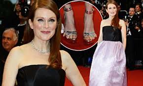 Julianne moore's bare feet as she is removing her feet from some shoes. I Couldn T Even Feel It Julianne Moore Reveals She Was Completely Oblivious To Toe Mageddon On Cannes Red Carpet Daily Mail Online
