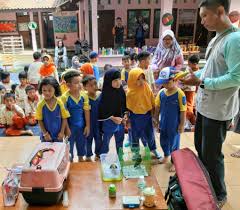 Jika kami ingin melakukan hubungan badan, biasanya kami menyewa penginapan dari siang sampai sore dan hanya dilakukan tiap hari sabtu karena pada saat itu sepulang sekolah muki langsung mengajakku ke penginapan. Playgrup Semut Semut Semut Semut