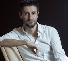 He is a male celebrity. A Vinganca Serve Se Fria Daniel Oliveira Rejubila Com Vitoria Da Sic Sobre A Tvi E Manda Farpa A Cristina Ferreira Nacional Flash