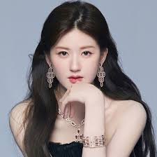 SAD REALITY‼️ Sometimes, the people who should be your biggest supporters  are the ones who stay silent when you need them most. 😢 The funny thing is  the fan girl who insulted