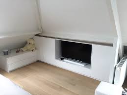Un petit meuble à chaussures avec réhausse en verre inhabituel dans sa conception et son design. Menuiserie Sur Mesure Wavre Meuble Tv Laque Blanc Plancher Chene Placard Sur Mesure Meuble Sur Mesure Mt Design