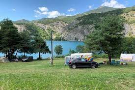 Randonnée explorez le parc régional du queyras et le parc national des ecrins, en randonnée pédestre, à vtt, en canyoning, en parapente ou à cheval. Stellplatze Camping De Serre Poncon