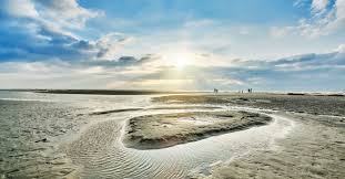 Das wattenmeer der nordsee ist eine im wirkungsbereich der gezeiten liegende, etwa 9000 km² große, 450 km lange und bis zu 40 km breite landschaft zwischen skallingen, dänemark, im nordosten und den helder, niederlande, im südwesten. Ostfriesland Faszination Wattenmeer Urlaub Am Unesco Weltnaturerbe Wattenmeer
