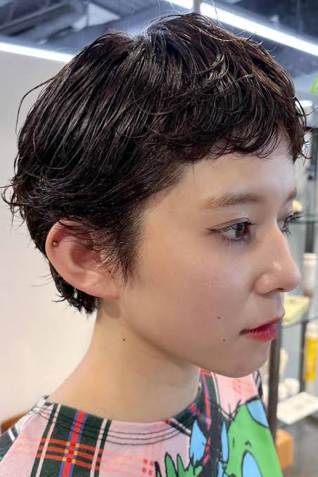 Wet-Look Pixie Cut: The Glossy, Sculpted Style for Effortless Cool
