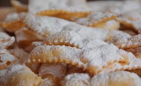 Le chiacchiere o frappe sono dei dolcetti fritti tipici del periodo di carnevale. Il Carnevale E La Sua Tradizione Le Chiacchiere
