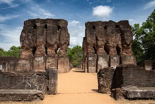 Royal Palace Parakramabahu Vejayanta Pasada 17 metres walls 1000 rooms gilded bronze roof Audience Hall elephant frieze Polonnaruwa