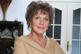 Елена проклова в фильме гори, гори моя звезда 1969 г. Za Moej Vneshnostyu I Formoj Stoit Ogromnyj Trud Chestnoe Foto Eleny Proklovoj V Kupalnike Na Plyazhe