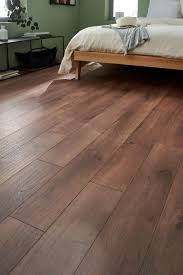 pour apporter du cachet a une chambre rien de tel qu un beau bois fonce qu on choisit pour son caractere comme c revetement sol parquet chambre sol stratifie