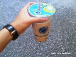 Tè, perle di tapioca, latte, un dolcificante e acqua. Bubble Tea La Nuova Ricetta Del Te Con Bolle Di Gelatina Alla Frutta E Crema