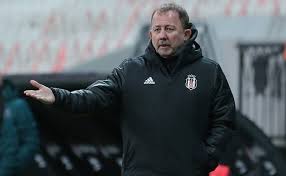 Oğulcan engin (d.30 ağustos 1990) adında bir oğlu vardır. Sinan Engin Iddaa Oranlarini Al Tesislere As