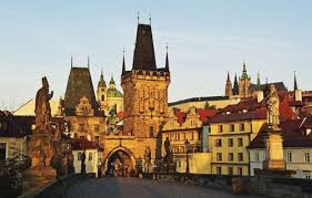 捷克是捷克共和国（ 捷克语 ：česká republika）的简称，国土面积78866平方公里，与德国、奥地利、波兰、斯洛伐克四国接壤，中欧 内陆国 ，首都是布拉格，是一个发达的 资本主义国家 ，拥有极高水平的 人类发展指数 。. æ·å…‹æ¦‚å†µæ·å…‹äººå£ é¢ç§¯ é‡è¦èŠ‚æ—¥ä¸€è§ˆ æ–°åŽä¸è·¯