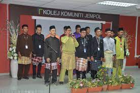 Beberapa kolej swasta juga dibangunkan seperti kolej tafe seremban; Unit Pengambilan Pelajar Kolej Komuniti Jempol