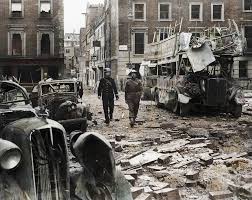 Il tentativo compiuto nell'estate e nell'autunno del 1940 di rendere disposta alla pace il bombardamento di guernica è stata una delle prime incursioni aeree contro civili inermi mai accadute. 1940 La Germania Nazista Di Hitler All Attacco Di Londra Le Foto Mai Viste Della Battaglia D Inghilterra Corriere It