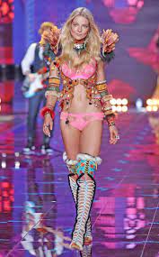 A victoria's secret divatbemutatón semmi sem a fehérneműkről szól, kivéve talán egyetlen egyet. Eniko Mihalik From 2014 Victoria S Secret Fashion Show Victoria Secret Fashion Show Fashion Vs Fashion Shows