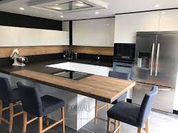 cuisine avec plan de travail en bois massif et pied en verre cuisine moderne cuisine haut de gamme meuble cuisine