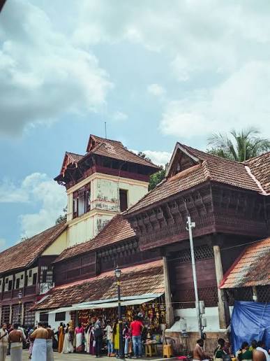 പാഹിമാം പദ്മനാഭ 🥹🙏📿 Golden hour at Shree Padmanabhaswamy Temple, Thiruvananthapuram, Kerala #sreepadmanabhaswamytemple❤️ . . . . . #padmanabhaswamytemple🏯 #vishu #trivandrum #kerala #keralatraditionalart #reelsinstagram #trending ...