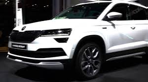 It feels most at home on faster, flowing roads where the engine can stretch its legs and the the karoq has good cabin space for a small suv, but what skoda does really well is the small things that make daily life easier. Skoda Karoq Sportline 2019 Schwarz Skoda Karoq Review
