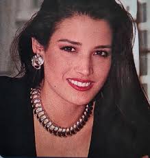 LosRostrosdelos90s → KATHY SÁENZ Debuta en La Maldición del Paraíso bajo la  batuta del actor y director Víctor Mallarino, quien luego fue su esposo. La  nueva actriz llegaba a los dramas luego