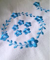 In order to attach the crochet border to the kitchen towel (pillow case, handkerchief etc.) you must first put a blanket stitch. French Linen Kitchen Towel Hatch